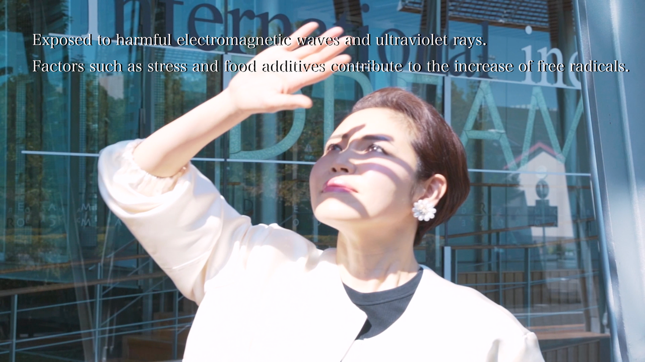 It addresses the concerns of people in their 40s and 50s, providing solutions for issues related to aging. Using Emma Bottle revitalizes your body and fills your life with energy. By changing the water you consume, it restores your oxidized body to its original state, offering a healthy daily life.What is activated water? Activated water is a special type of water with antioxidant properties, containing hydrogen peroxide or specific ingredients.